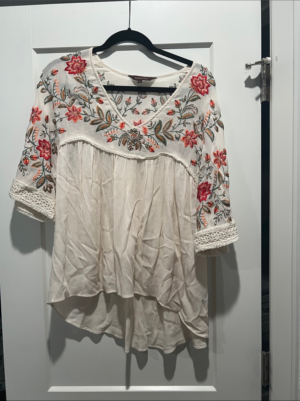 Ranna Gill Cream Embroidered Floral V-Neck Blouse